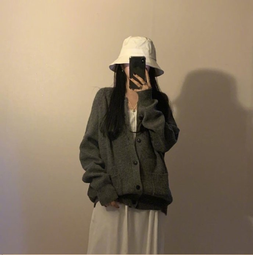 韩国美女时尚博主利落的冬日衣服颜色搭配技巧