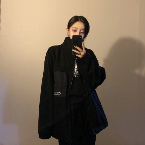 韩国美女时尚博主利落的冬日衣服颜色搭配技巧