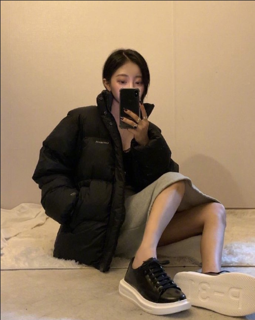 韩国美女时尚博主利落的冬日衣服颜色搭配技巧