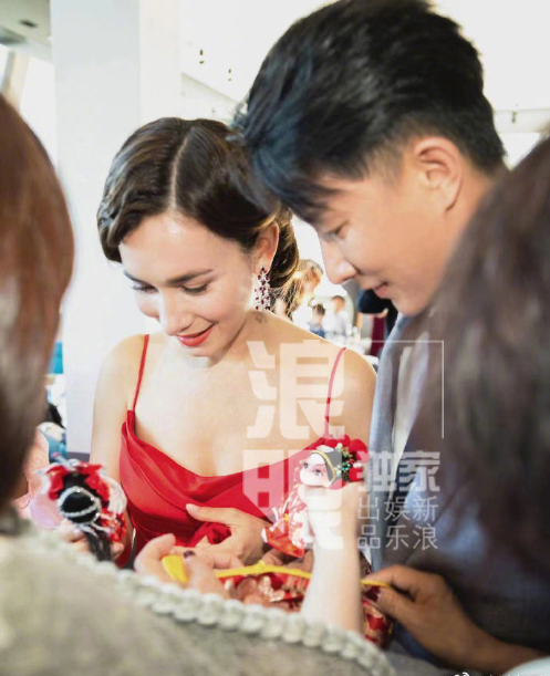 中国明星夫妻韩庚卢靖姗官宣结婚照图片