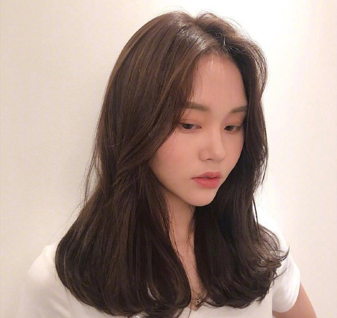 知性迷人长发大波浪卷发美女图片