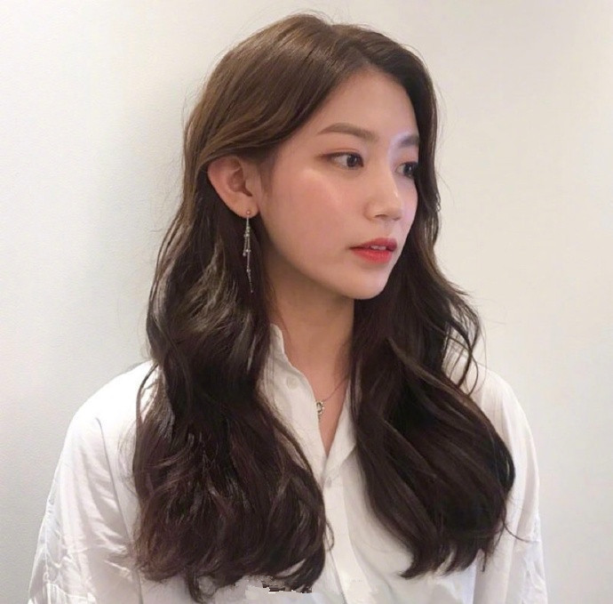 知性迷人长发大波浪卷发美女图片