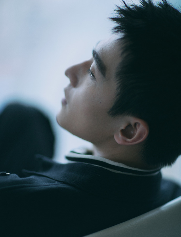 小鲜肉男明星杨洋黑色上衣搭配条纹衫帅气图片