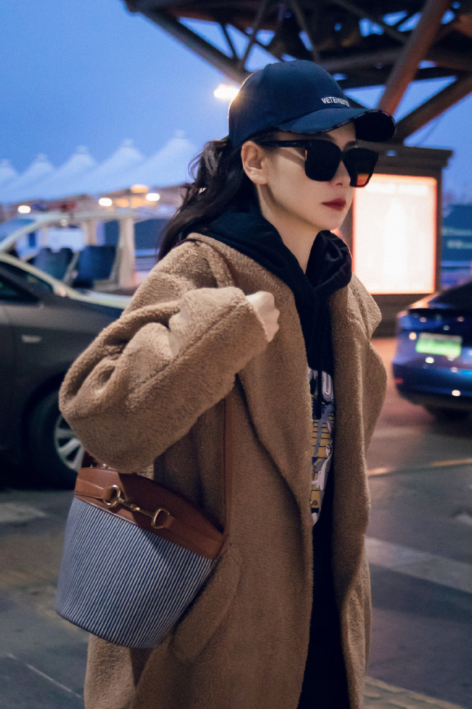 中国美女明星戚薇副业美妆博主保暖服装搭配参考