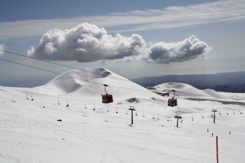冬日里的皑皑白雪风景图片
