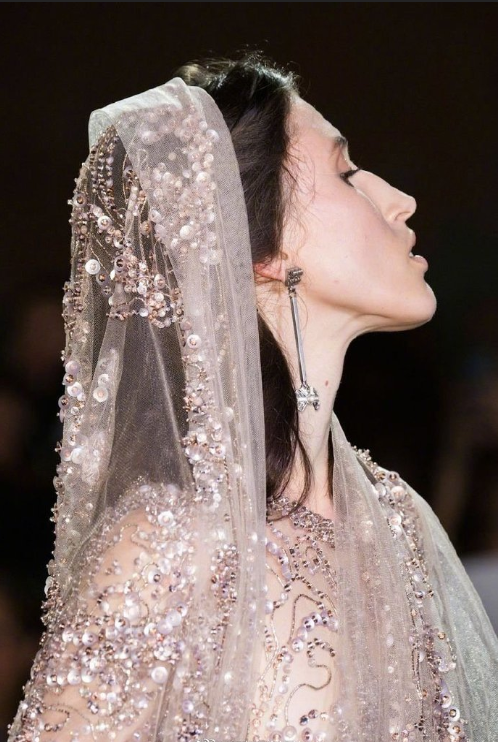 奢华的漂亮婚纱头纱图片