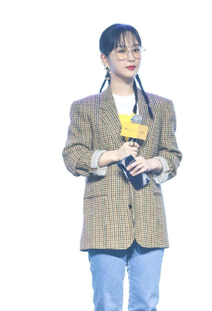 90后中国美女演员杨紫千鸟格西装出席活动图片