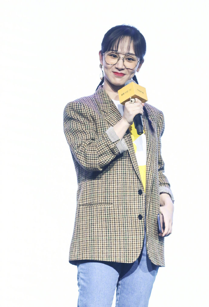 90后中国美女演员杨紫千鸟格西装出席活动图片