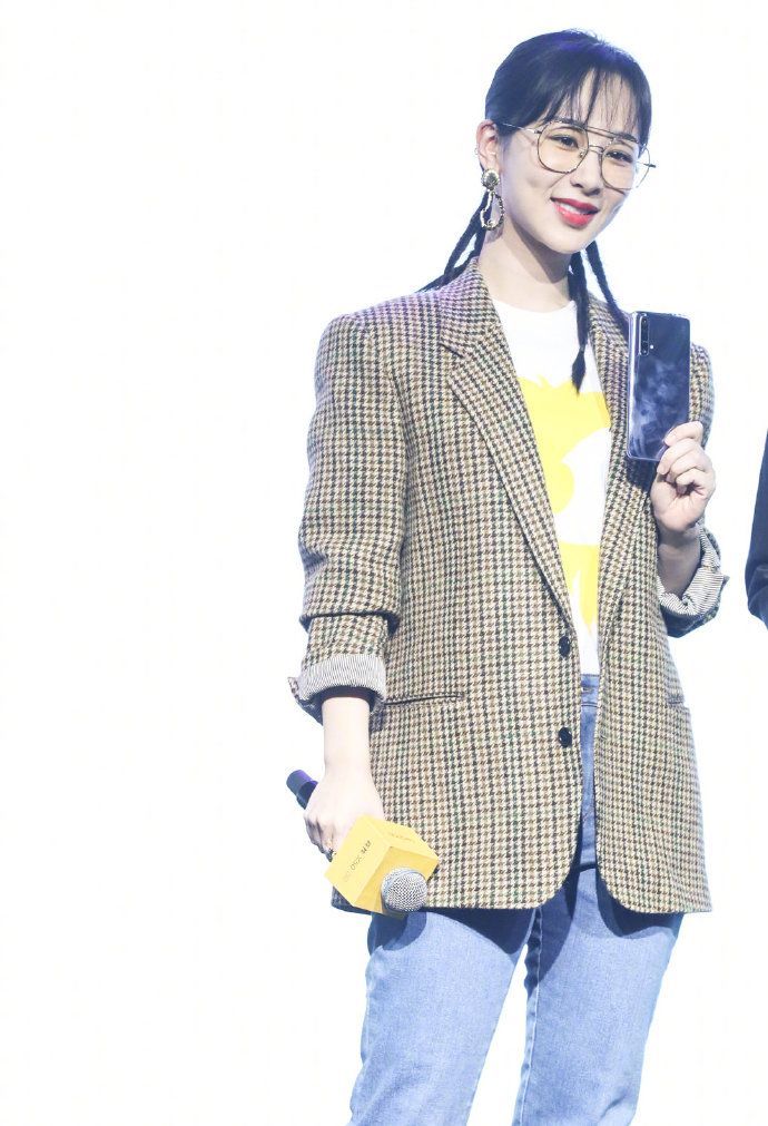 90后中国美女演员杨紫千鸟格西装出席活动图片