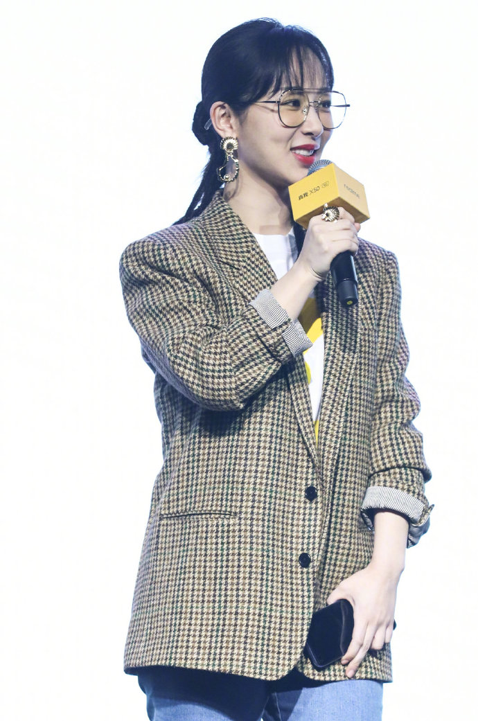 90后中国美女演员杨紫千鸟格西装出席活动图片