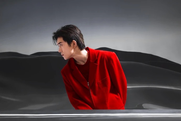 中国男团tfboys成员易烊千玺红色西装新春壁纸图片