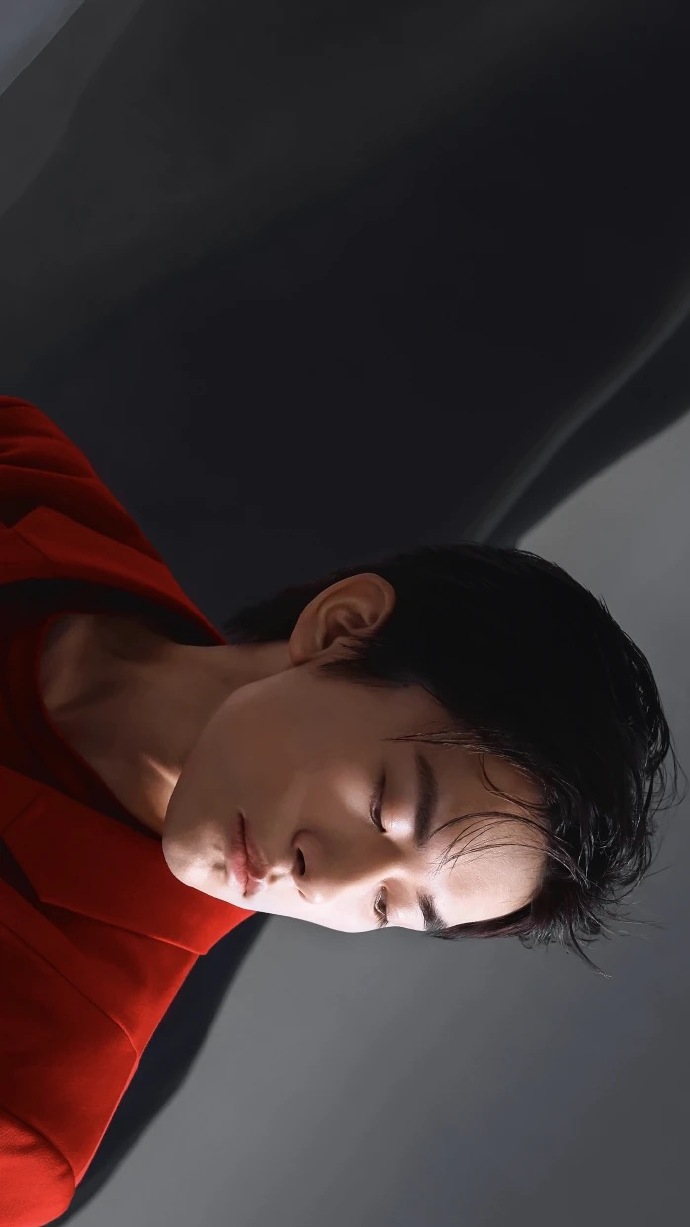中国男团tfboys成员易烊千玺红色西装新春壁纸图片