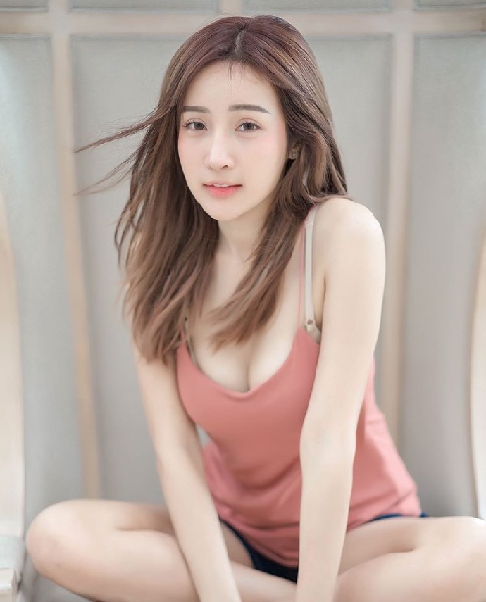 嫩嫩的性感小美女粉红吊带​​​​写真图片