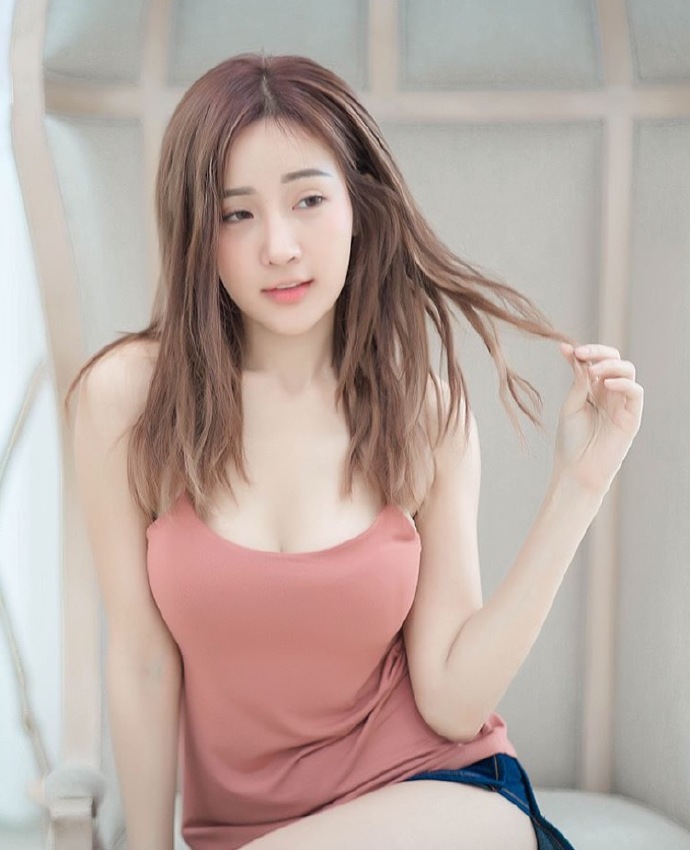 嫩嫩的性感小美女粉红吊带​​​​写真图片