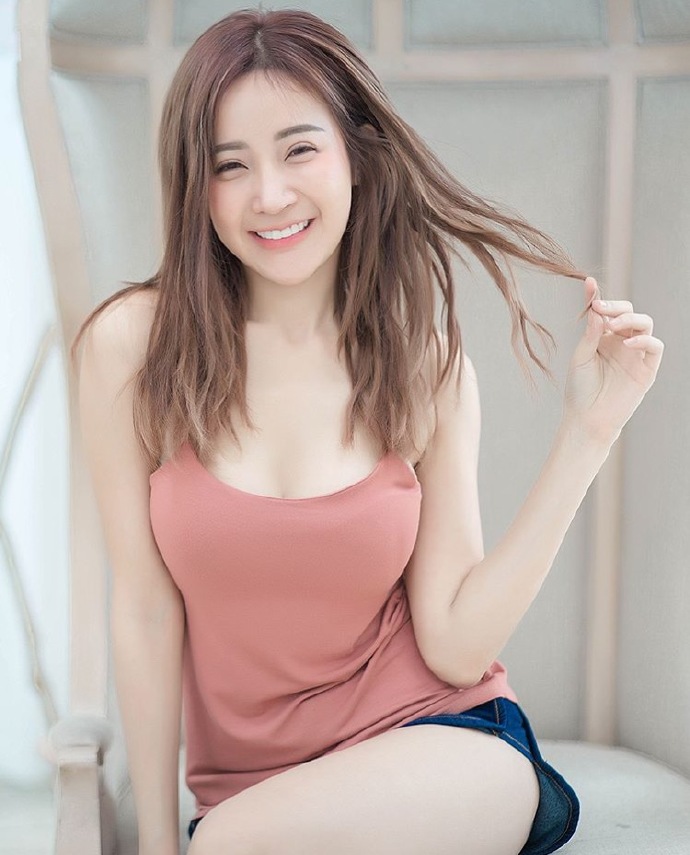 嫩嫩的性感小美女粉红吊带​​​​写真图片