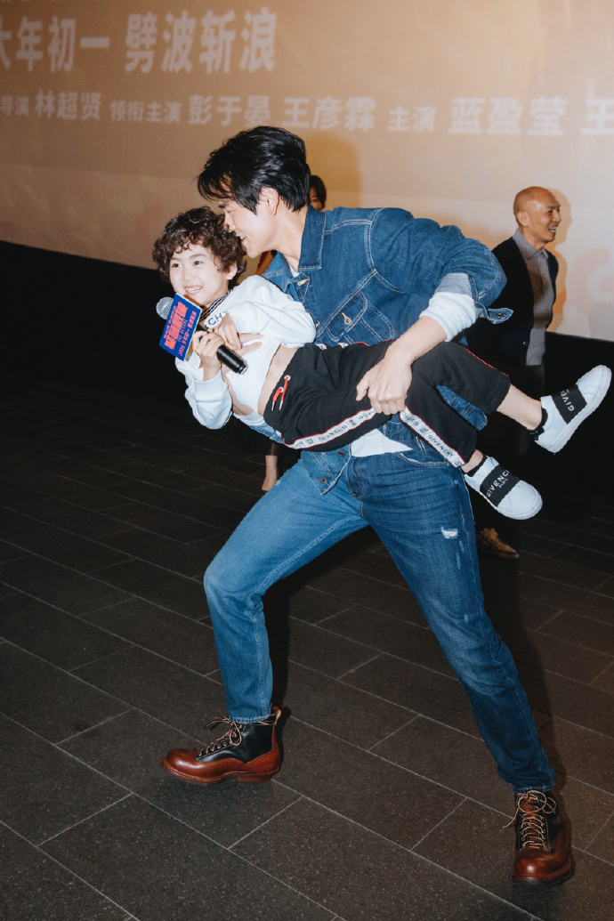 台湾男明星彭于晏牛仔服帅气图片