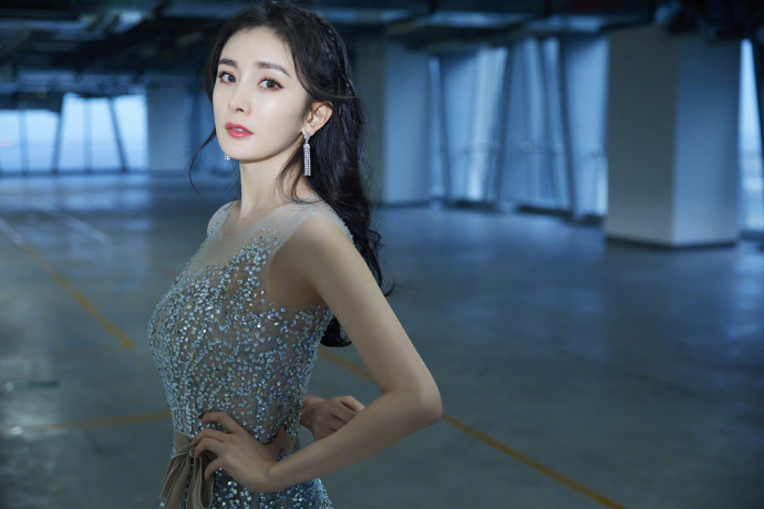 中国美女明星杨幂身穿Reem Acra星空礼服亮相微博之夜