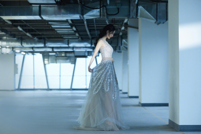 中国美女明星杨幂身穿Reem Acra星空礼服亮相微博之夜