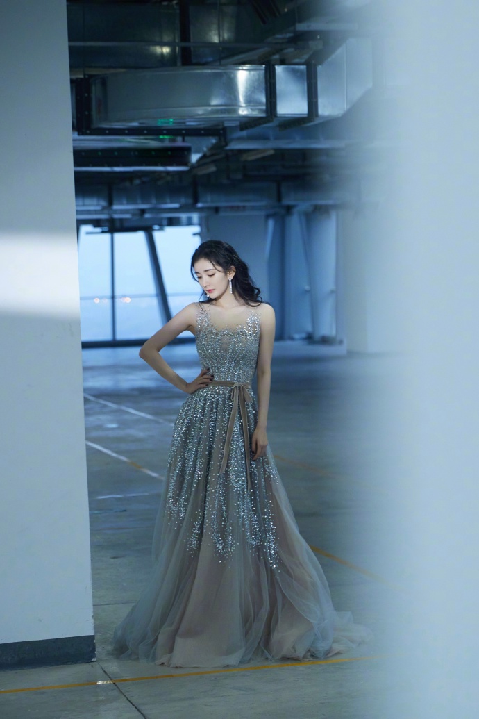 中国美女明星杨幂身穿Reem Acra星空礼服亮相微博之夜