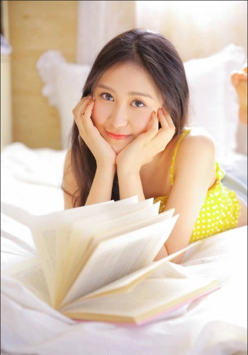 黑长直发美女黄色吊带私房照图片