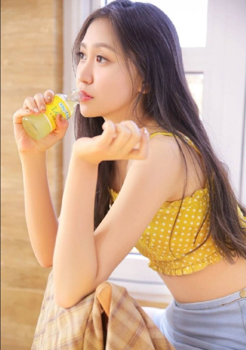 黑长直发美女黄色吊带私房照图片
