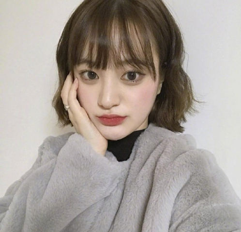 俏皮可爱的短发美女自拍照图片