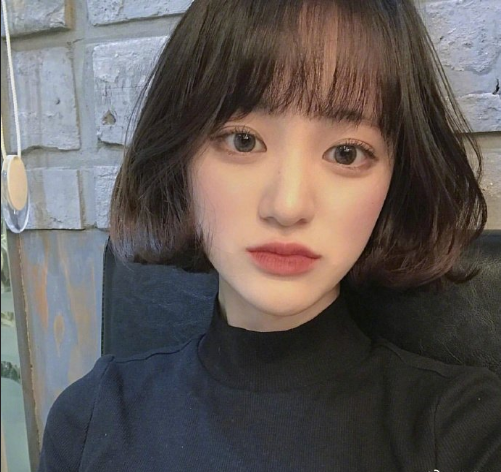 俏皮可爱的短发美女自拍照图片
