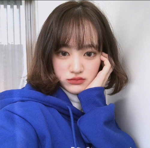 俏皮可爱的短发美女自拍照图片