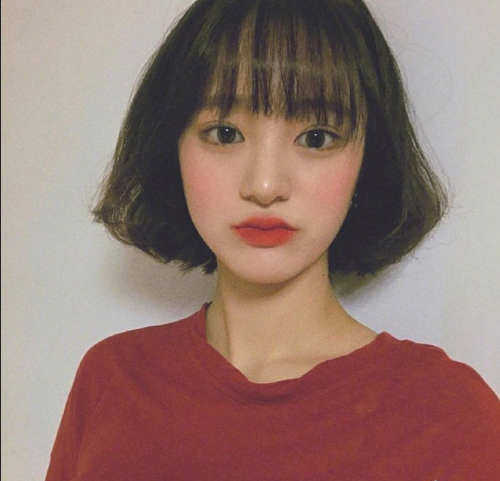 俏皮可爱的短发美女自拍照图片