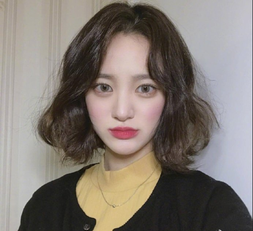 俏皮可爱的短发美女自拍照图片