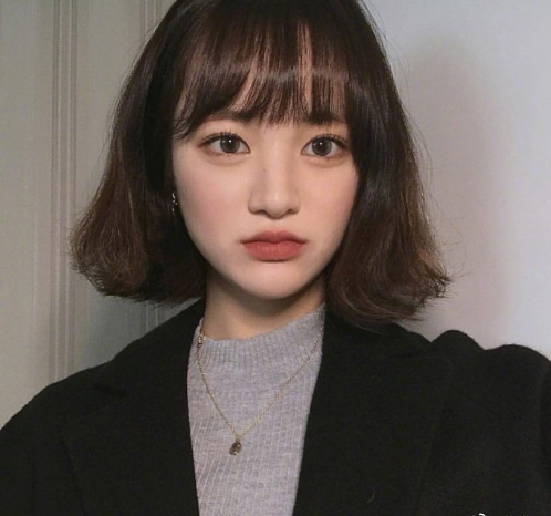 俏皮可爱的短发美女自拍照图片
