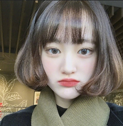 俏皮可爱的短发美女自拍照图片