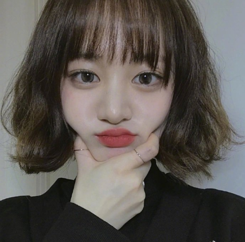 俏皮可爱的短发美女自拍照图片
