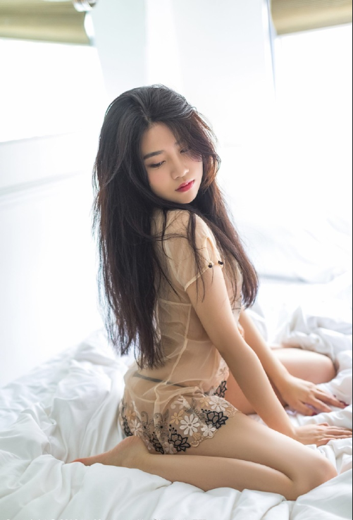 性感美女在床上透视装诱惑图片