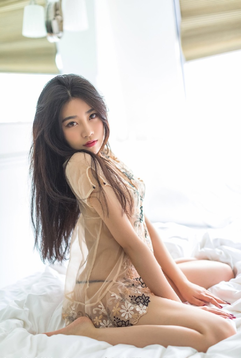 性感美女在床上透视装诱惑图片