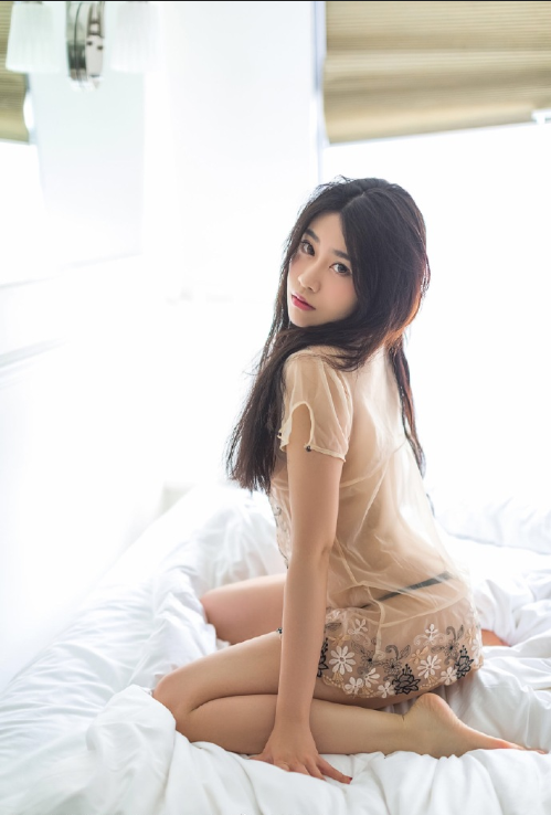 性感美女在床上透视装诱惑图片