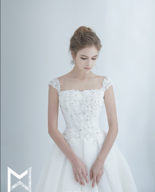 温柔如水的一组个性婚纱礼服图片