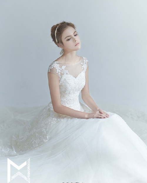 温柔如水的一组个性婚纱礼服图片