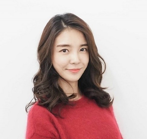 2019年烫发流行款图女 自然风格的烫发发型图片