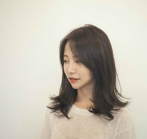 2019年烫发流行款图女 自然风格的烫发发型图片