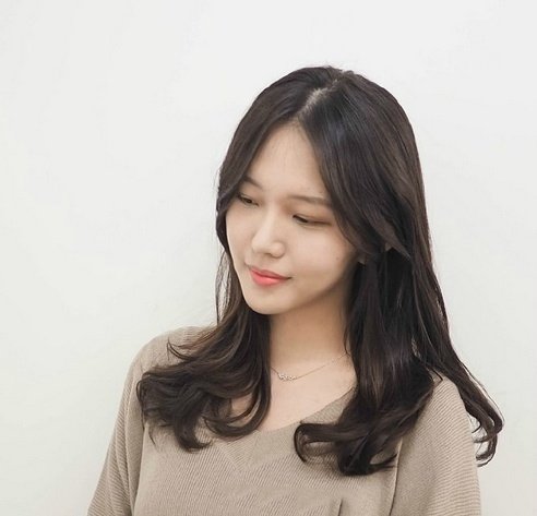 2019年烫发流行款图女 自然风格的烫发发型图片