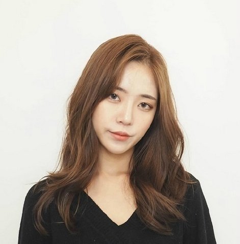 2019年烫发流行款图女 自然风格的烫发发型图片