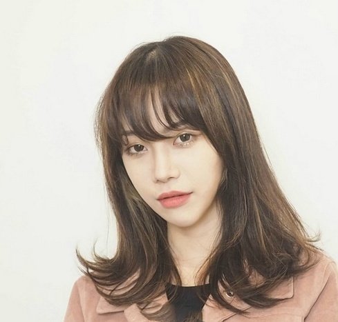 2019年烫发流行款图女 自然风格的烫发发型图片