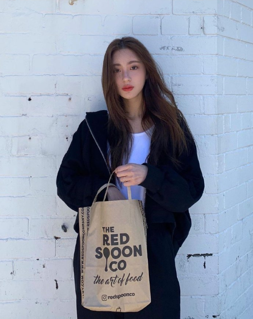 95后韩国美女模特宋智英完美身材比例图片