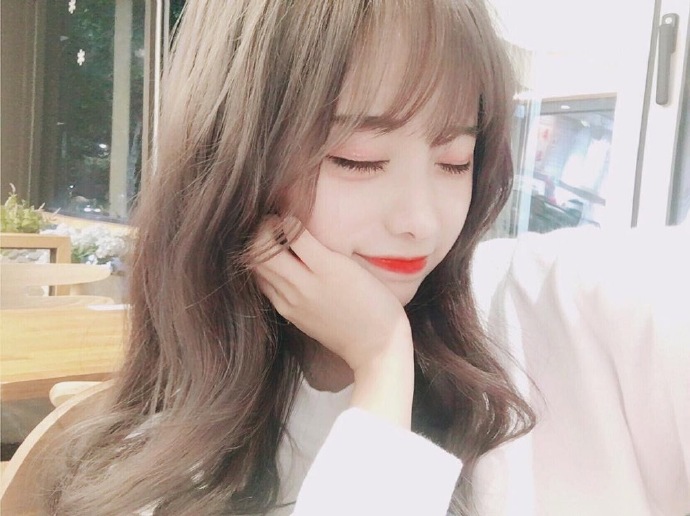 大眼睛韩国美女网红嘟嘴可爱自拍照图片