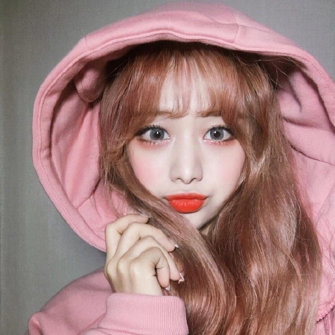 大眼睛韩国美女网红嘟嘴可爱自拍照图片