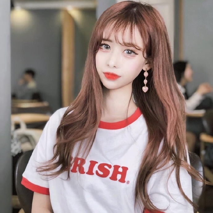 大眼睛韩国美女网红嘟嘴可爱自拍照图片