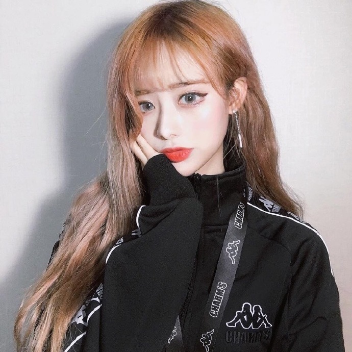 大眼睛韩国美女网红嘟嘴可爱自拍照图片
