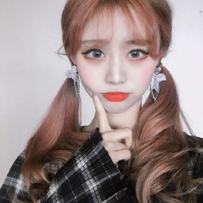 大眼睛韩国美女网红嘟嘴可爱自拍照图片