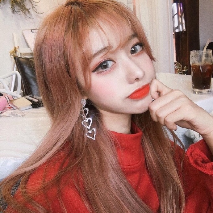大眼睛韩国美女网红嘟嘴可爱自拍照图片